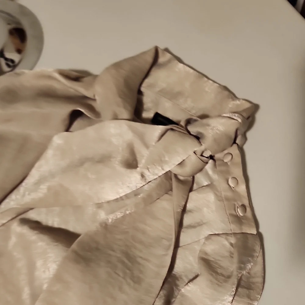 Banana Republic Cream Blouse with Puff Sleeves and Tie Front - Picture 4 of 4